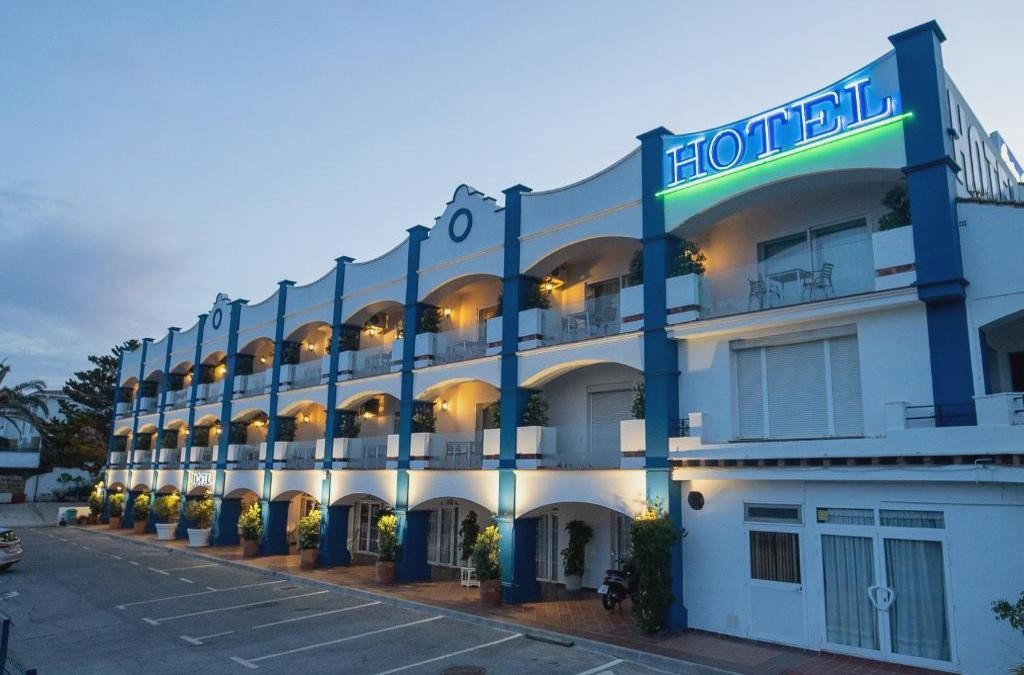 Budget-friendly sun in Estepona - Hotel Piedra Paloma