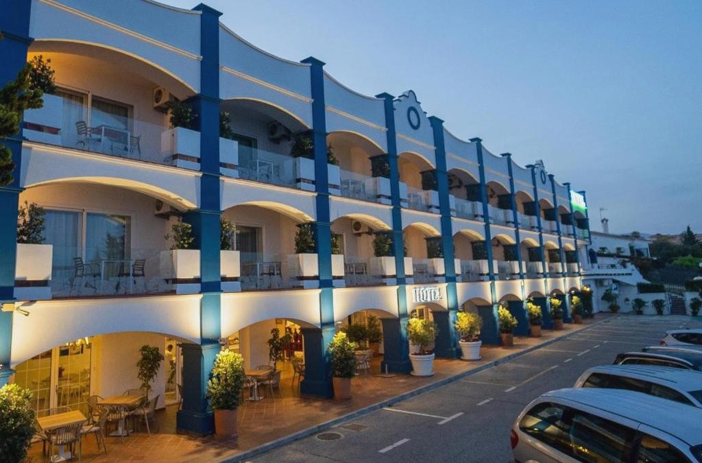 Budget-friendly sun in Estepona - Hotel Piedra Paloma