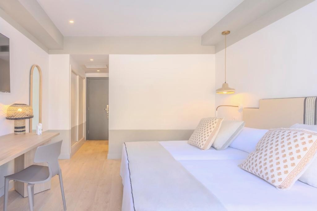 Discover the wonders of Malaga with this beachfront hotel