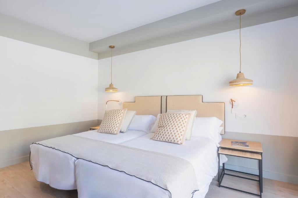 Discover the wonders of Malaga with this beachfront hotel
