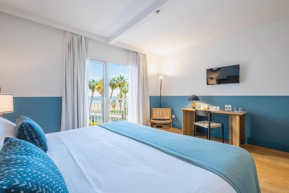 Discover the wonders of Malaga with this beachfront hotel