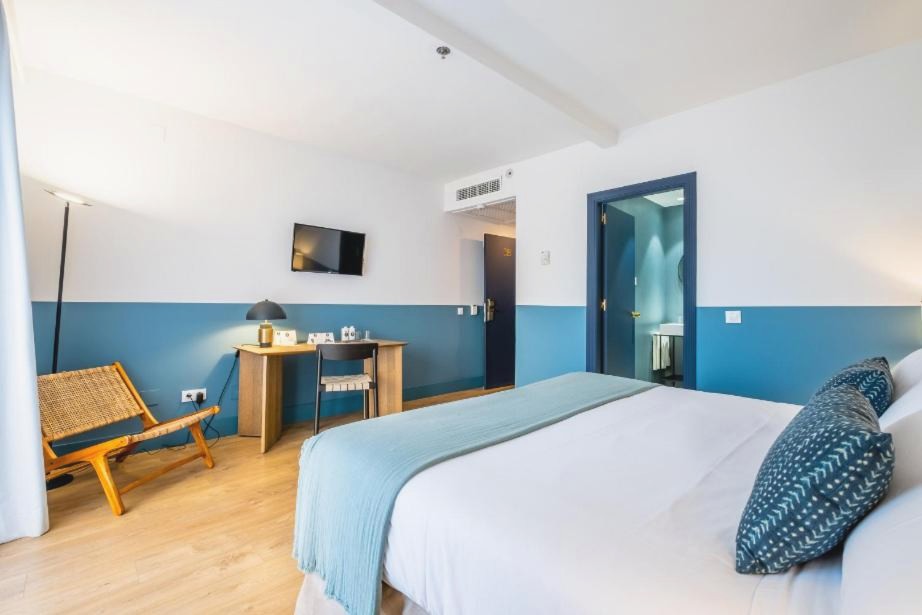 Discover the wonders of Malaga with this beachfront hotel