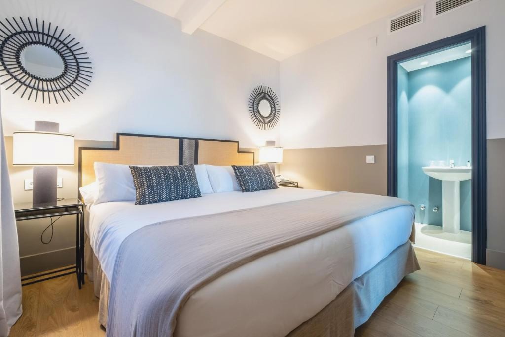 Discover the wonders of Malaga with this beachfront hotel