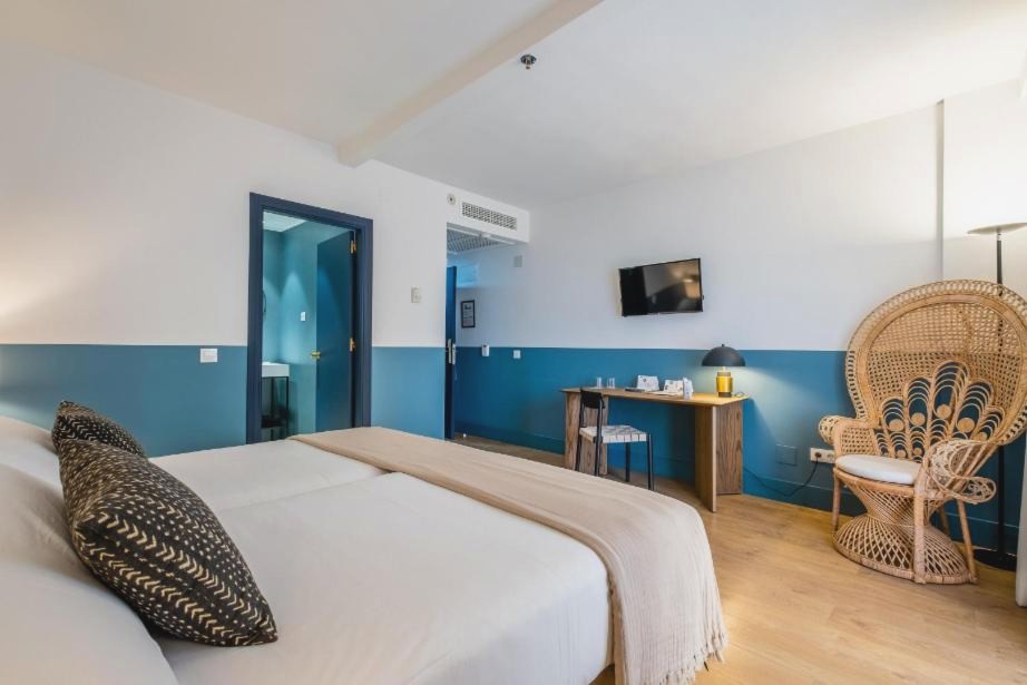 Discover the wonders of Malaga with this beachfront hotel