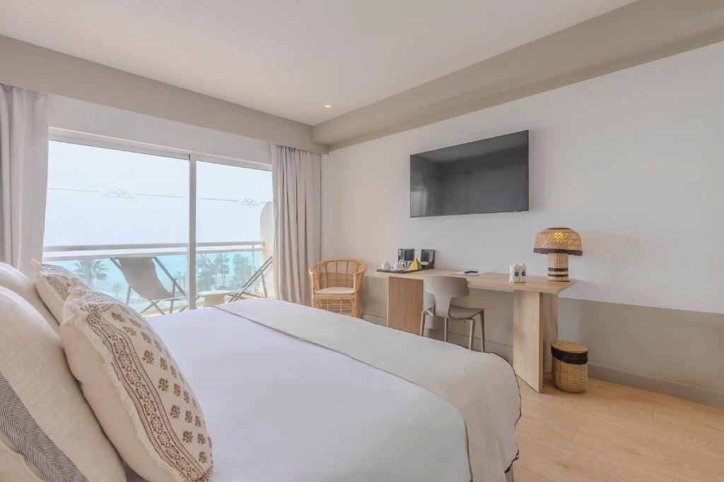 Discover the wonders of Malaga with this beachfront hotel