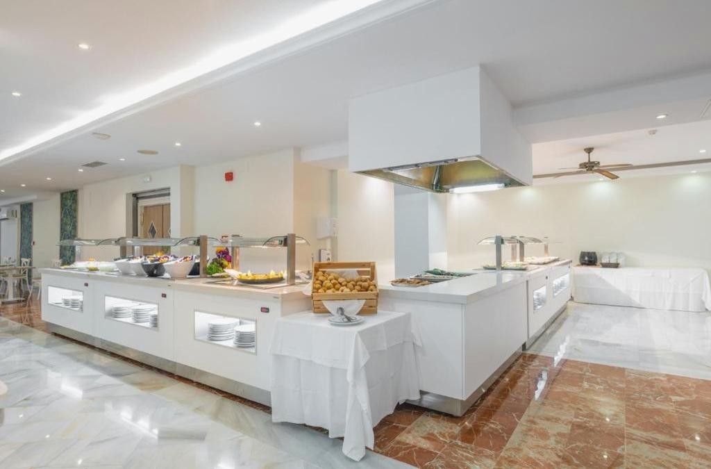 Costa del Sol erleben: Wellness und Meer in Nerja - Hotel Nerja Club by Dorobe