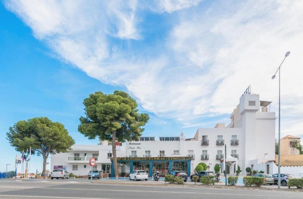 Costa del Sol erleben: Wellness und Meer in Nerja - Hotel Nerja Club by Dorobe
