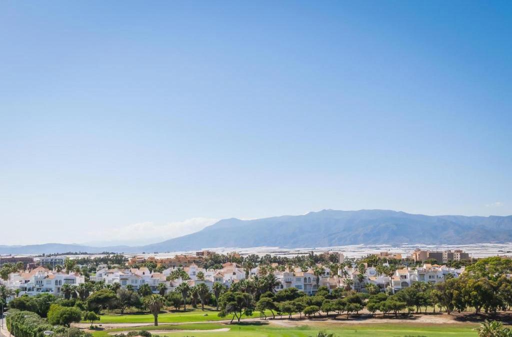 Retiro de praia familiar com vista para o Mediterrâneo em Roquetas de Mar