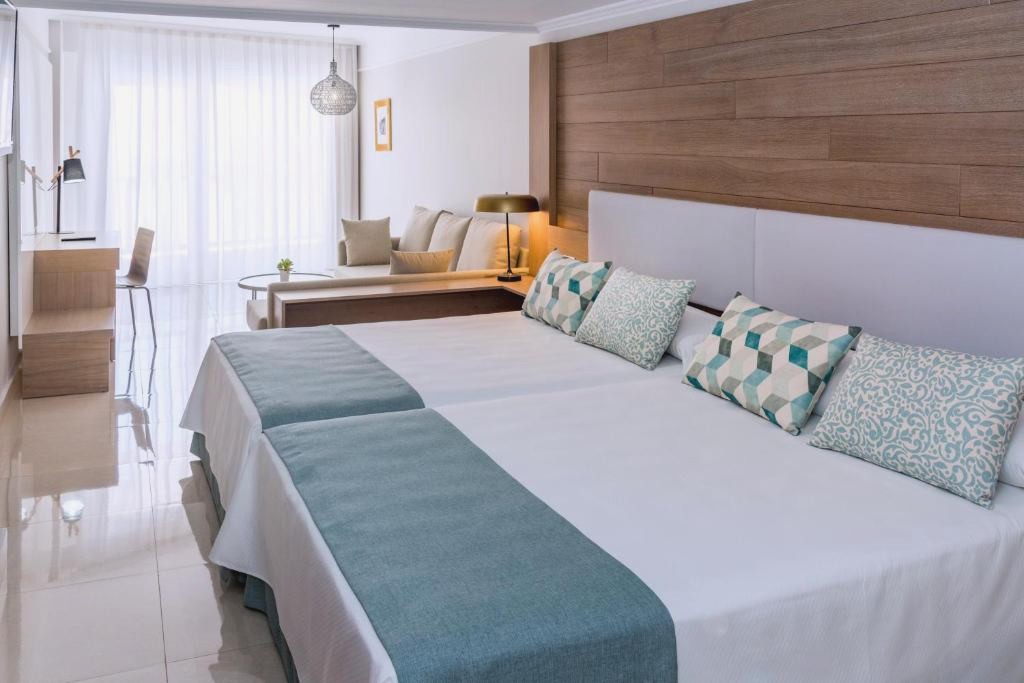 Mediterraneo Bay Hotel & Resort