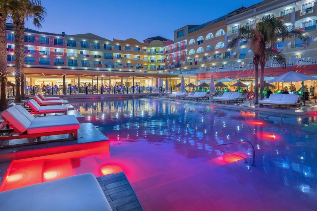 Mediterraneo Bay Hotel & Resort