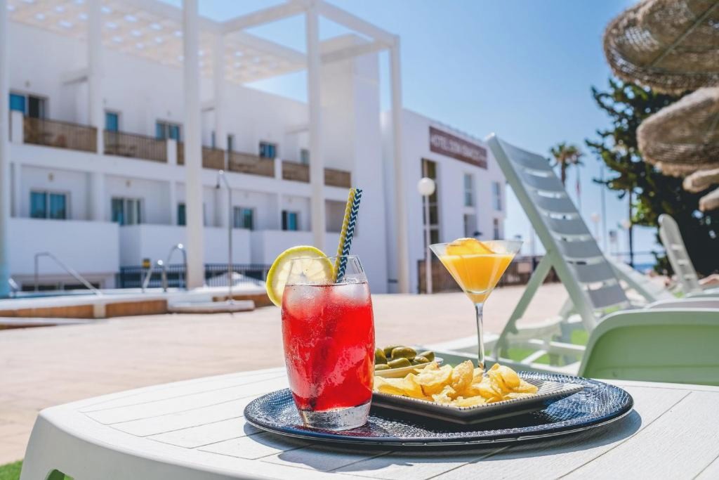 Summer in a 4* beachfront hotel in Cabo de Gata