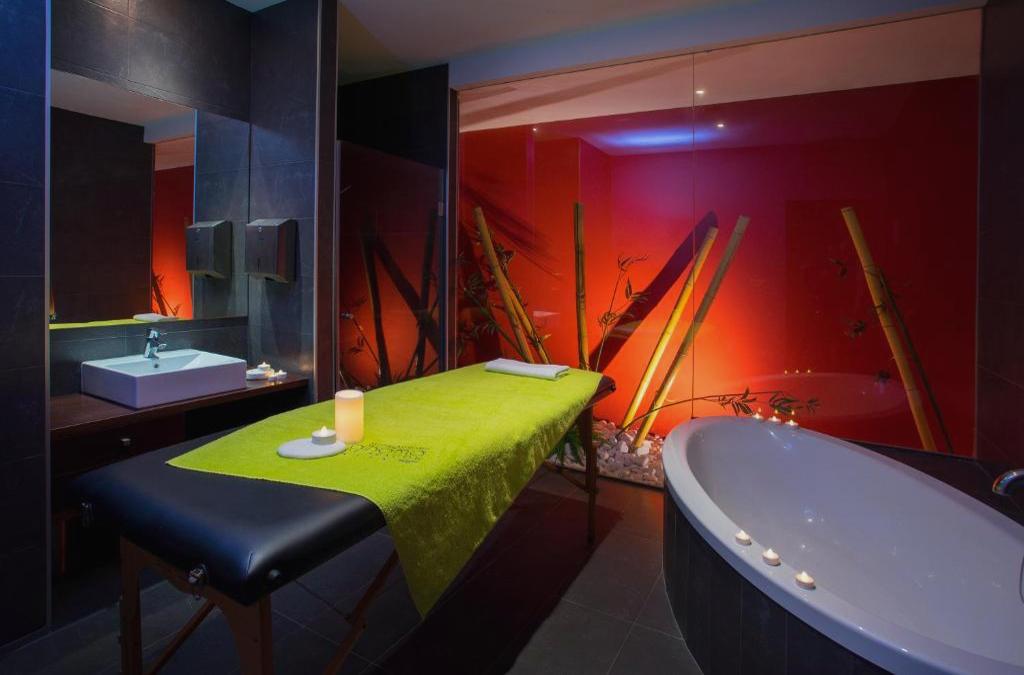 Alhama de Aragón: Entspannung im Thermalpool - Hotel Balneario Alhama de Aragón