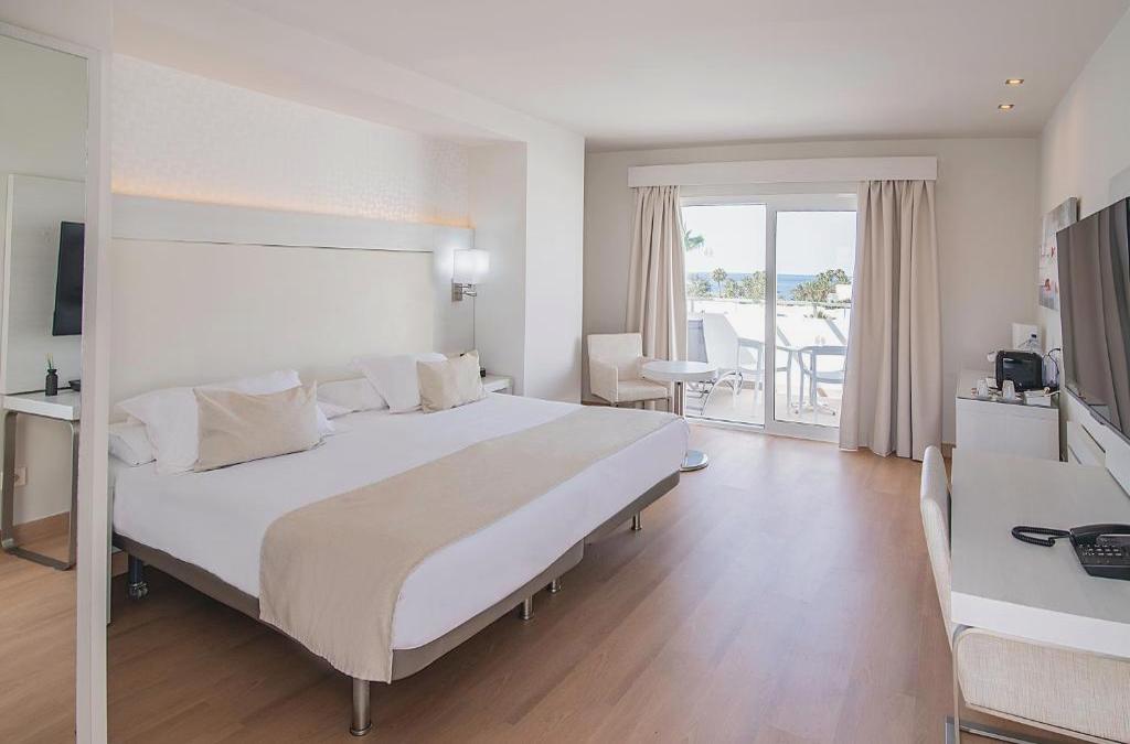 Enjoy Lanzarato at a 4-star hotel - SENTIDO Aequora Lanzarote Suites