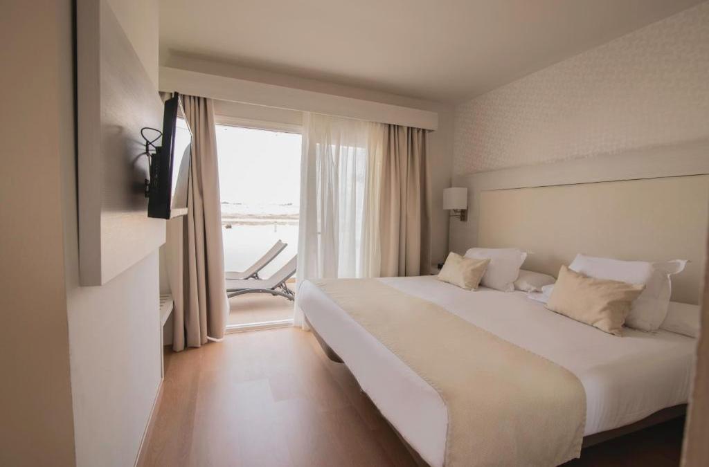 Enjoy Lanzarato at a 4-star hotel - SENTIDO Aequora Lanzarote Suites