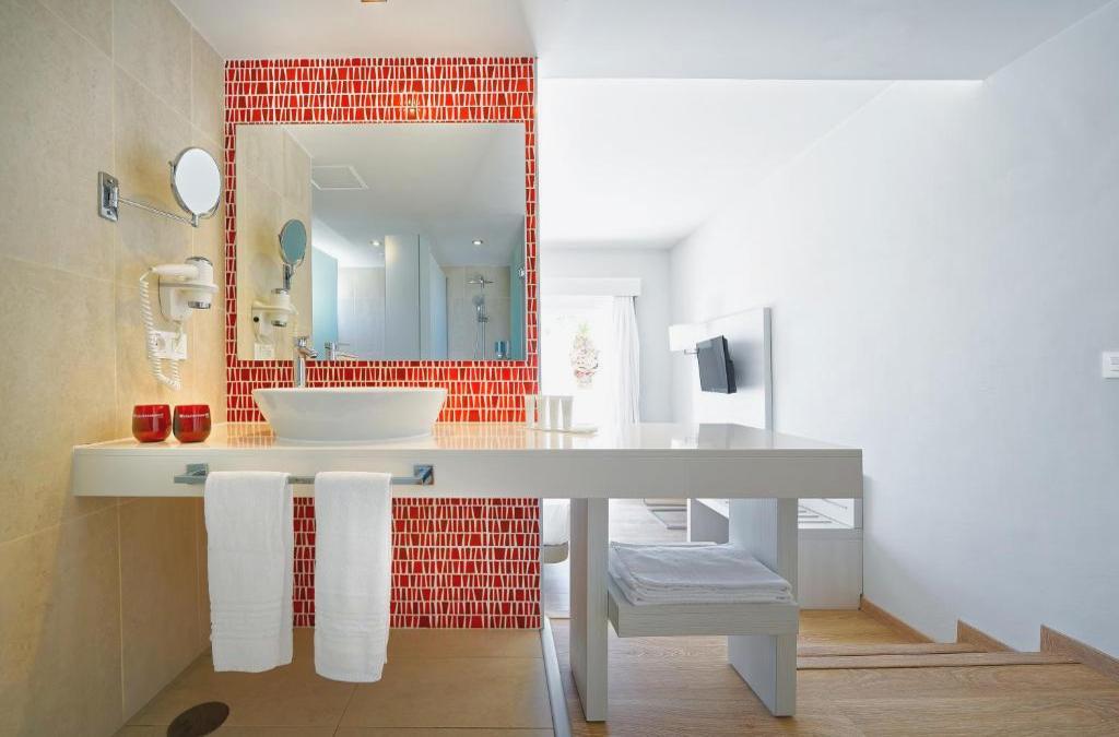 Enjoy Lanzarato at a 4-star hotel - SENTIDO Aequora Lanzarote Suites