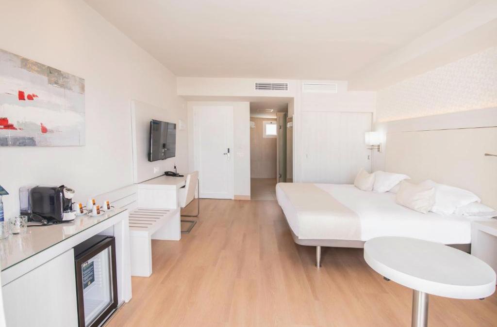 Enjoy Lanzarato at a 4-star hotel - SENTIDO Aequora Lanzarote Suites