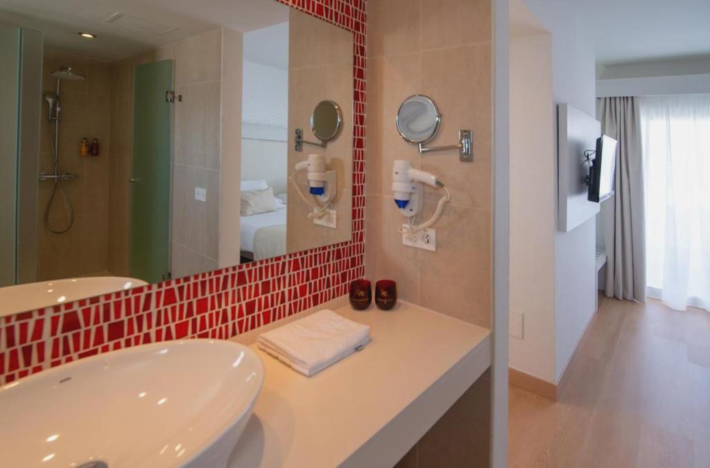 Enjoy Lanzarato at a 4-star hotel - SENTIDO Aequora Lanzarote Suites