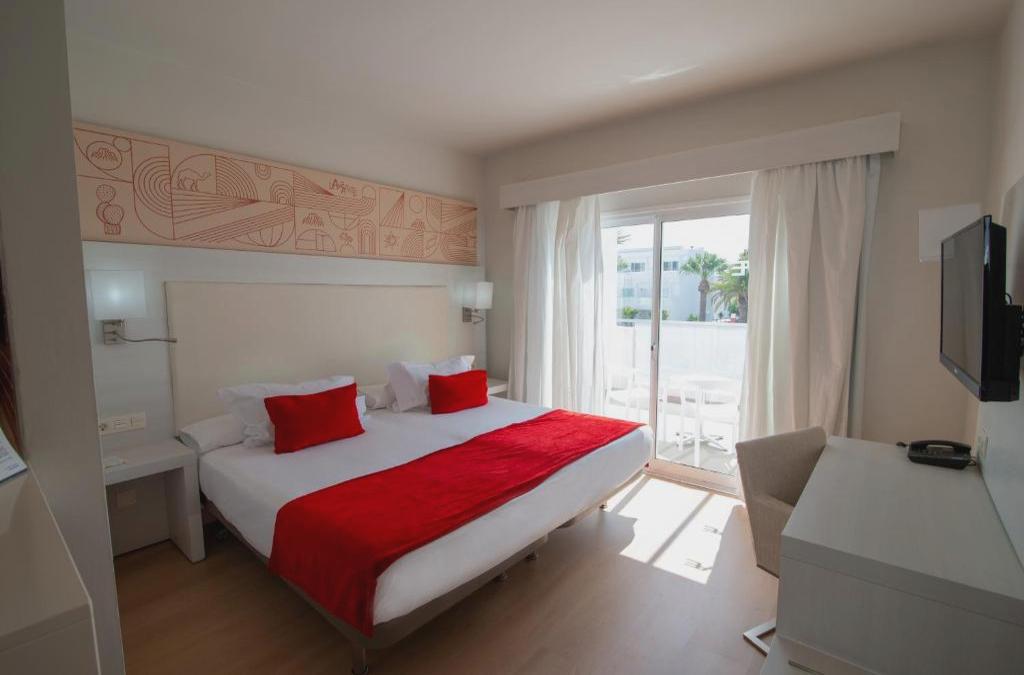 Enjoy Lanzarato at a 4-star hotel - SENTIDO Aequora Lanzarote Suites