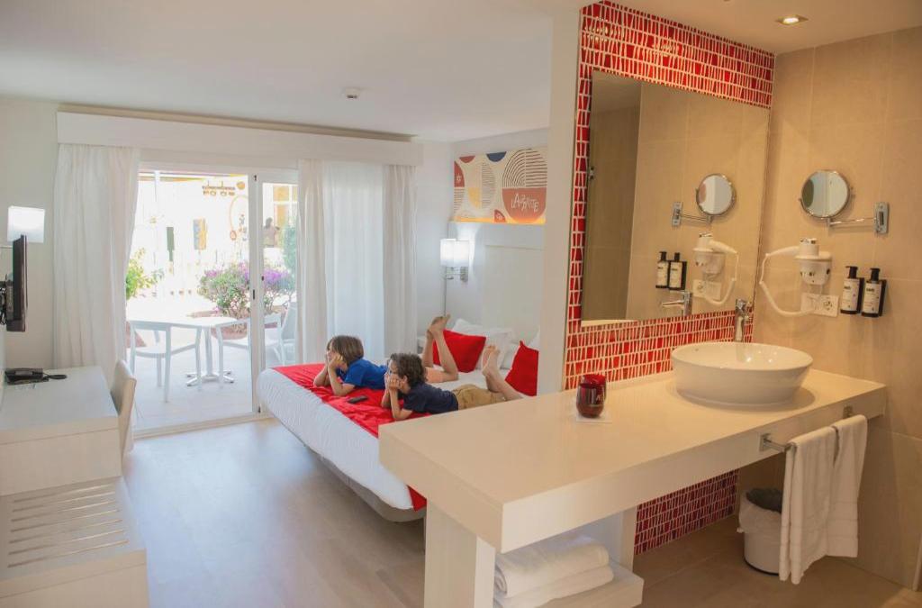 Enjoy Lanzarato at a 4-star hotel - SENTIDO Aequora Lanzarote Suites
