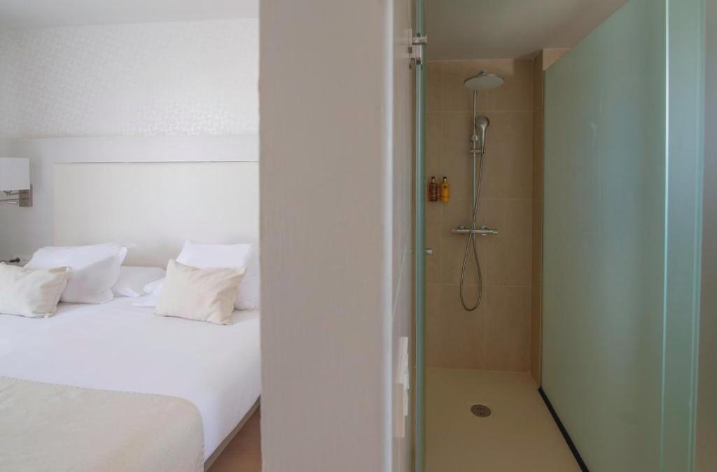 Enjoy Lanzarato at a 4-star hotel - SENTIDO Aequora Lanzarote Suites
