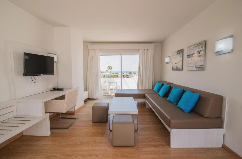 Enjoy Lanzarato at a 4-star hotel - SENTIDO Aequora Lanzarote Suites
