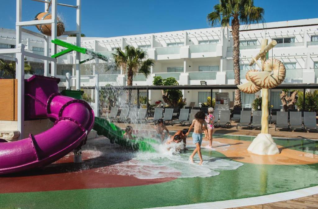 Enjoy Lanzarato at a 4-star hotel