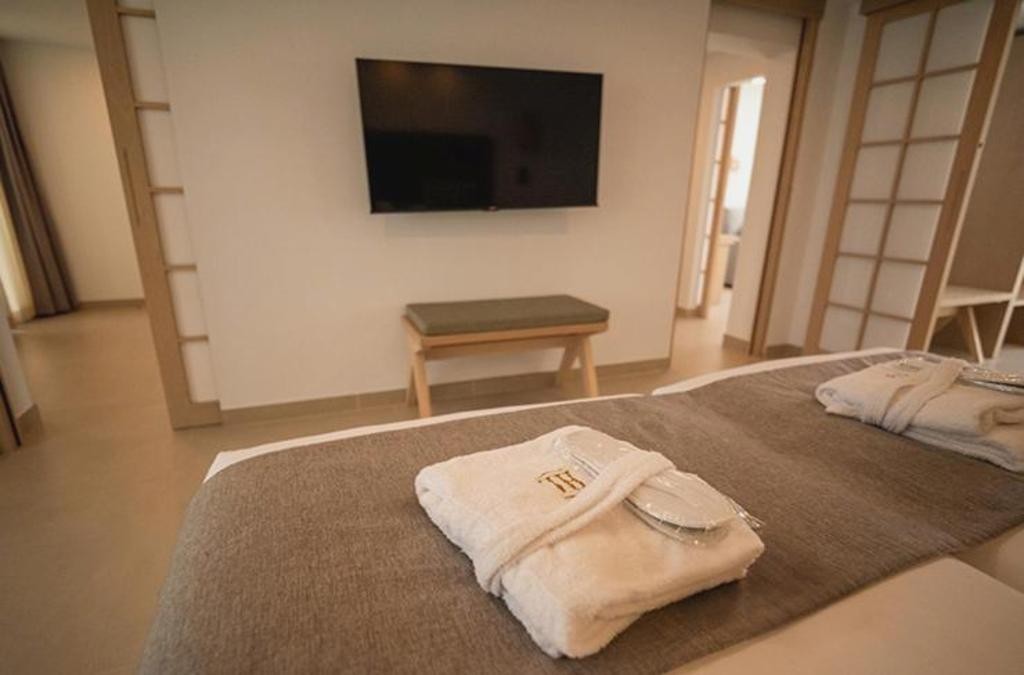 HL Miraflor Suites Hotel