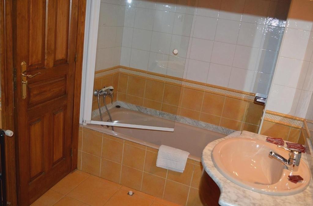 Suances: Adults-only-Hotel mit Cabárceno-Option