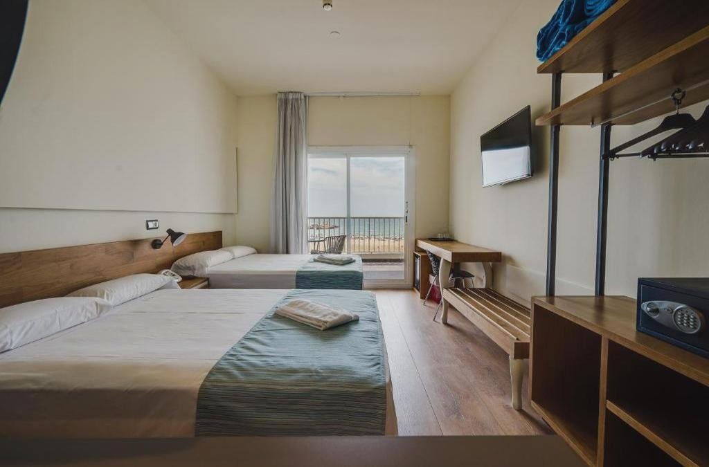 Beachfront Hotel Brisamar Suites in Comarruga - Costa Dorada - Hotel Brisamar Suites