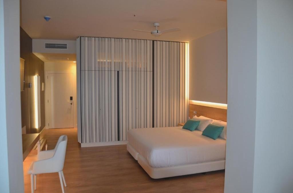 Beachfront Hotel Brisamar Suites in Comarruga - Costa Dorada - Hotel Brisamar Suites