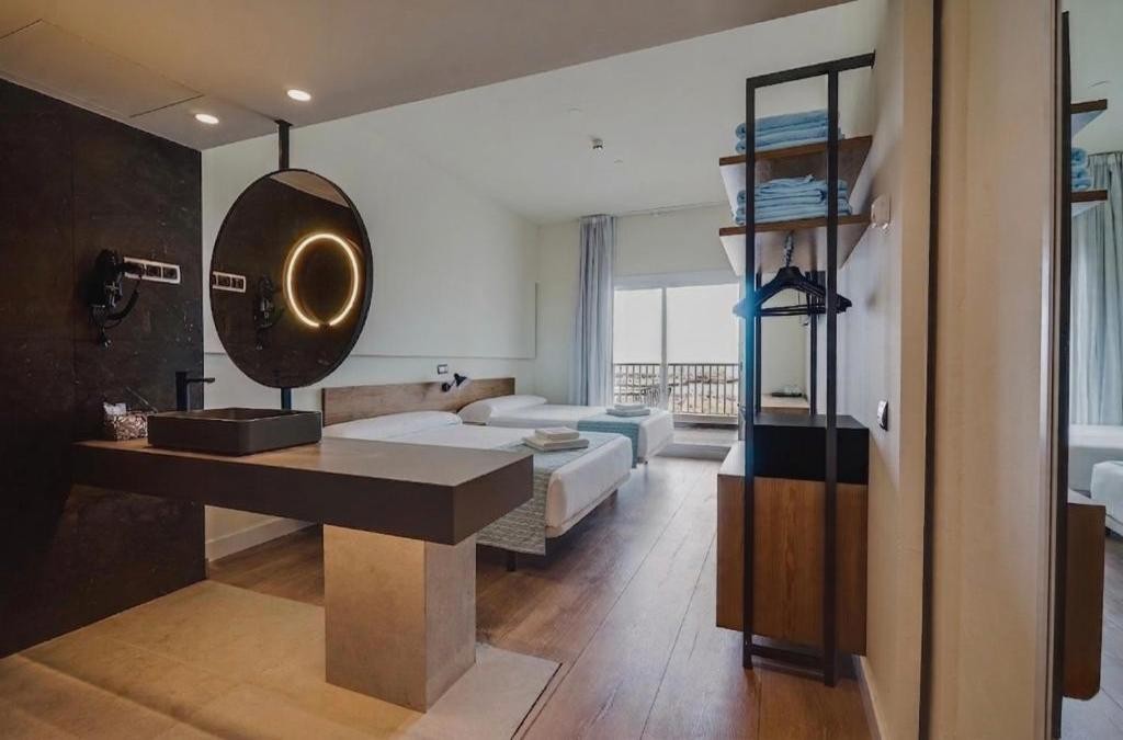 Beachfront Hotel Brisamar Suites in Comarruga - Costa Dorada - Hotel Brisamar Suites
