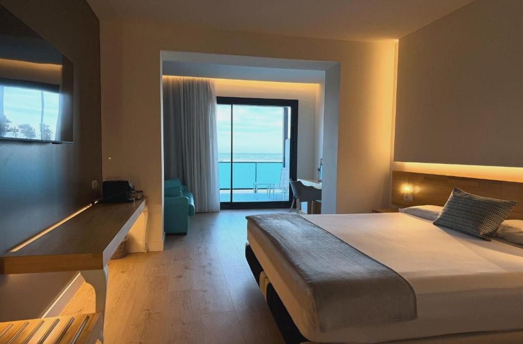 Beachfront Hotel Brisamar Suites in Comarruga - Costa Dorada - Hotel Brisamar Suites