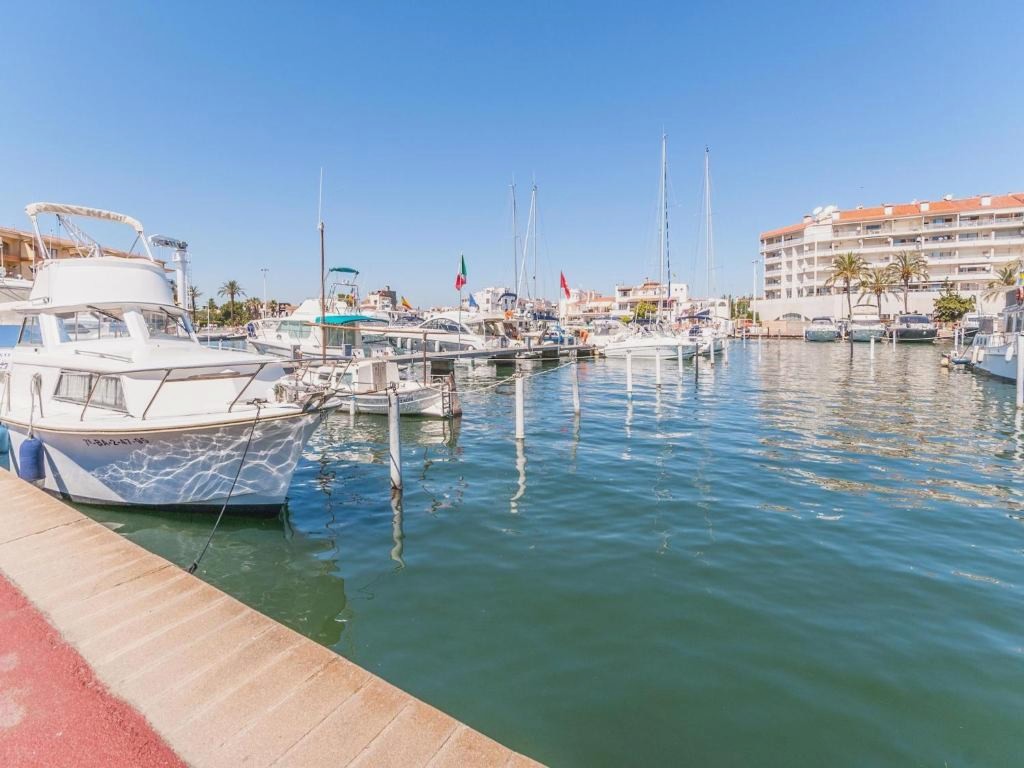 Apartment Empuriabrava by Beach & Canals