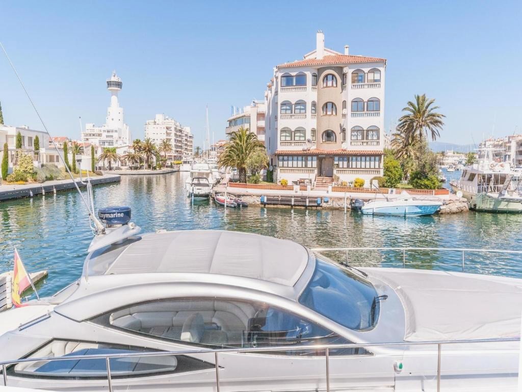 Apartment Empuriabrava by Beach & Canals