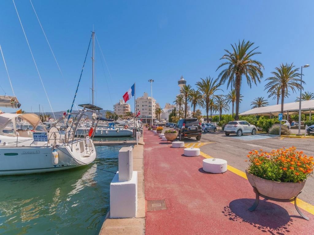 Apartment Empuriabrava by Beach & Canals