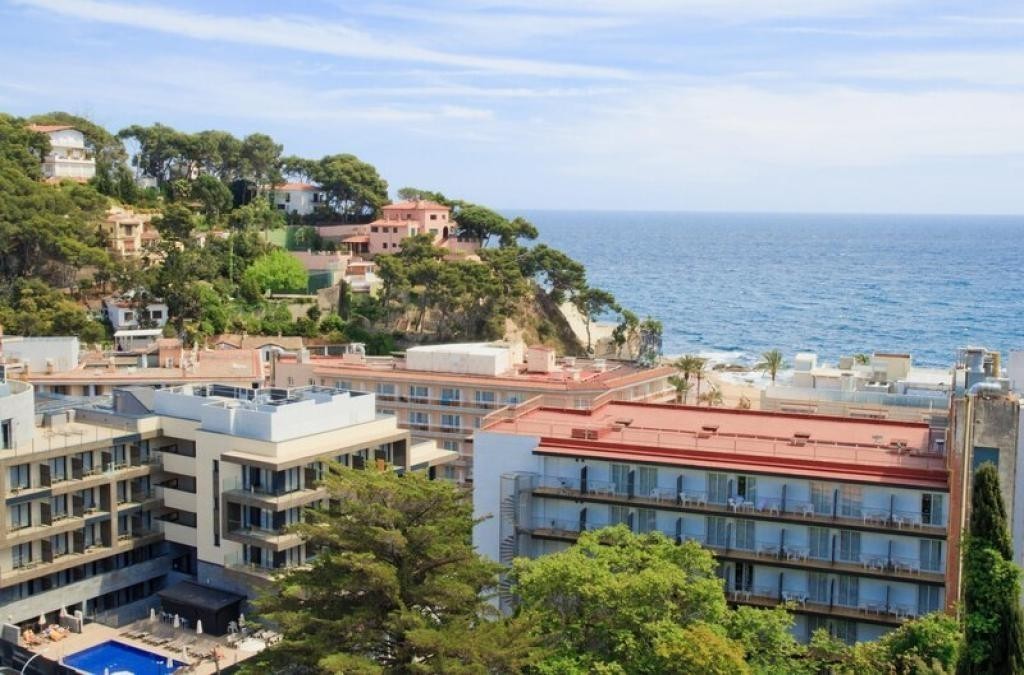 Beachfront Beauty: Experience the Magic of Lloret de Mar