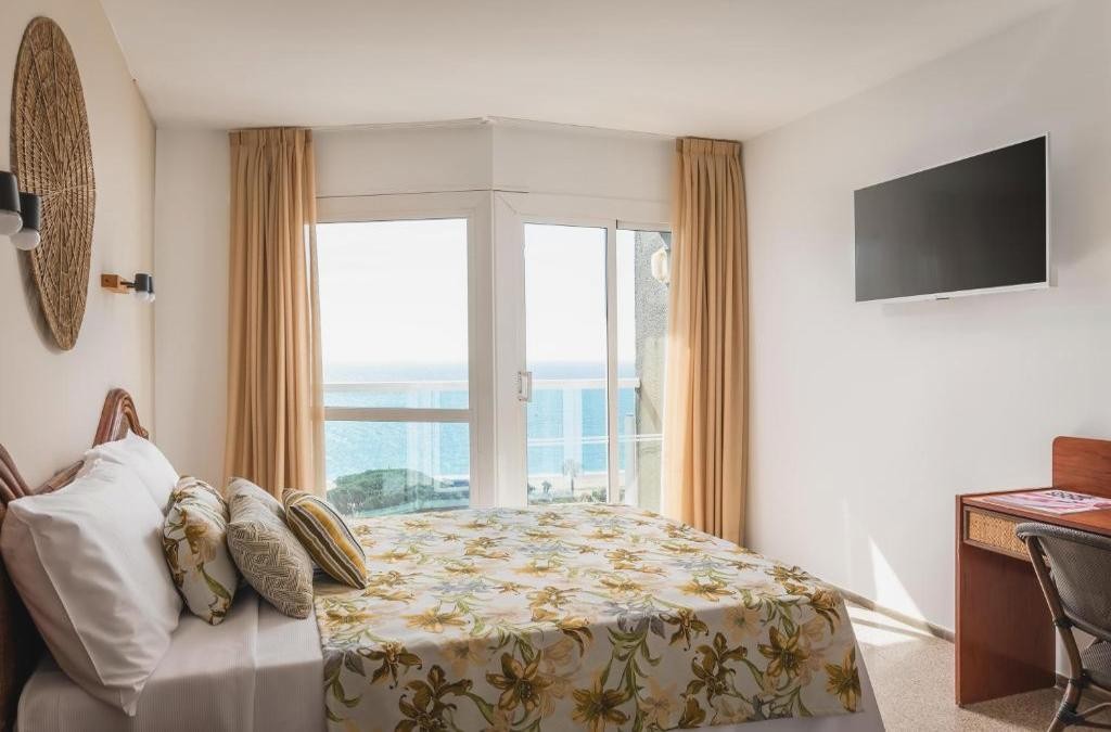 Half-Board Hotel in Malgrat de Mar, Moments from the Beach - ALEGRIA Cartago Nova