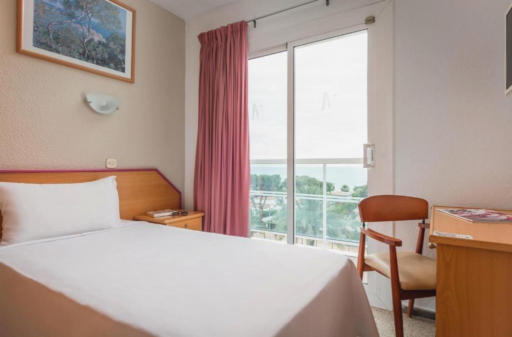 Half-Board Hotel in Malgrat de Mar, Moments from the Beach - ALEGRIA Cartago Nova