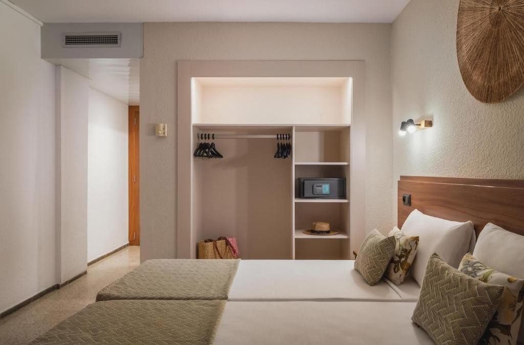 Half-Board Hotel in Malgrat de Mar, Moments from the Beach - ALEGRIA Cartago Nova