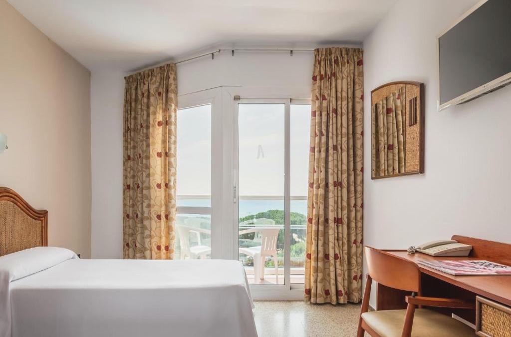Half-Board Hotel in Malgrat de Mar, Moments from the Beach - ALEGRIA Cartago Nova