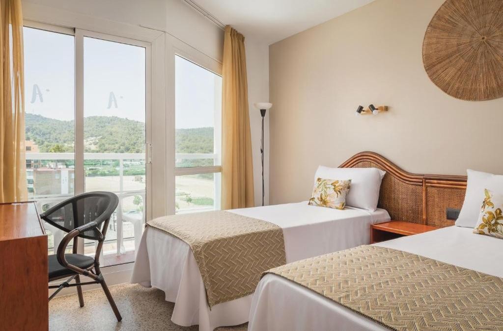 Half-Board Hotel in Malgrat de Mar, Moments from the Beach - ALEGRIA Cartago Nova