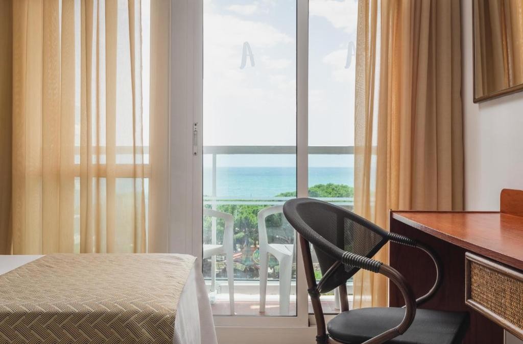 Half-Board Hotel in Malgrat de Mar, Moments from the Beach - ALEGRIA Cartago Nova