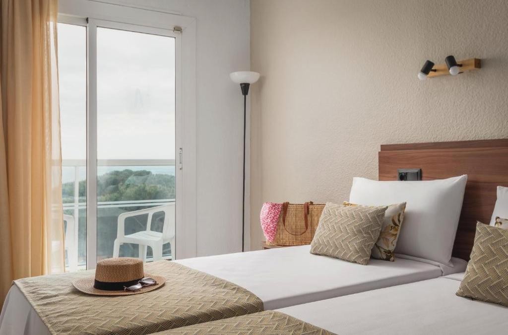Half-Board Hotel in Malgrat de Mar, Moments from the Beach - ALEGRIA Cartago Nova