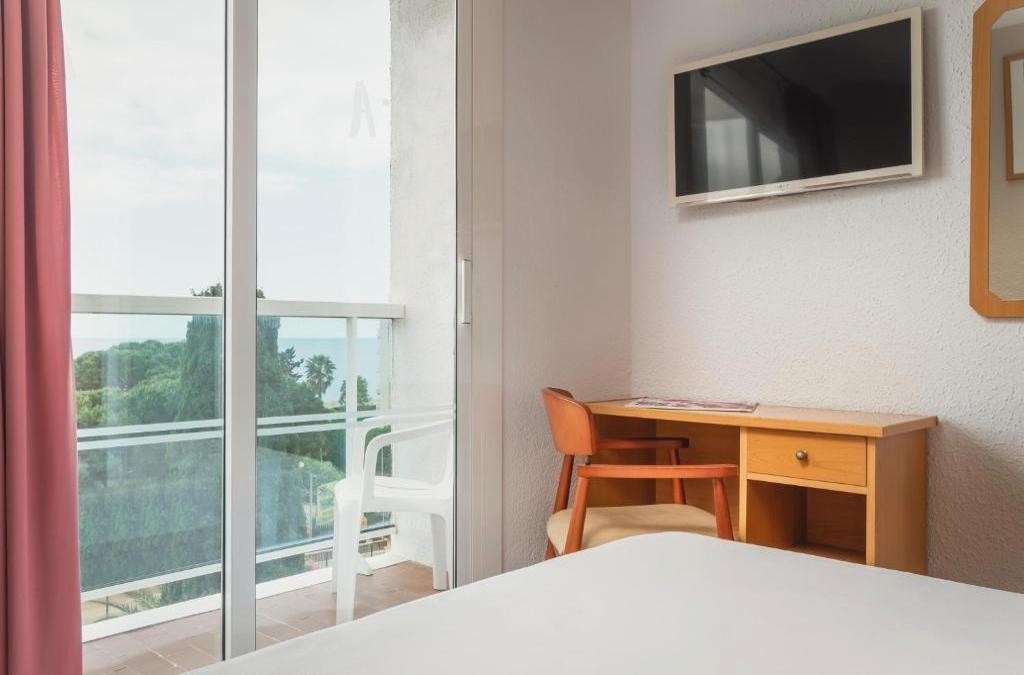 Half-Board Hotel in Malgrat de Mar, Moments from the Beach - ALEGRIA Cartago Nova
