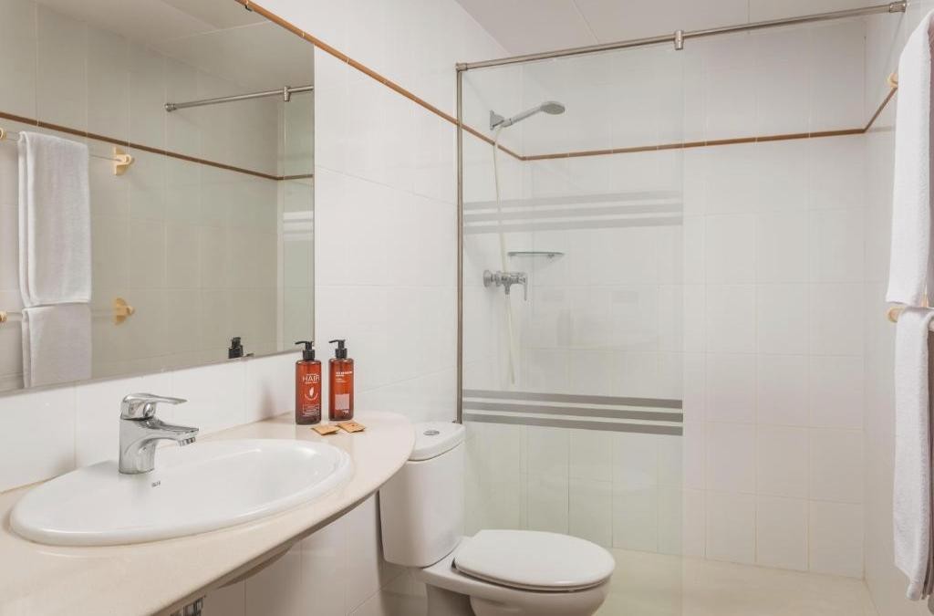 Half-Board Hotel in Malgrat de Mar, Moments from the Beach - ALEGRIA Cartago Nova