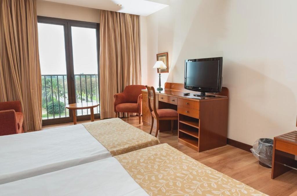 Wellness escape with superior room, spa circuit & cava - Hotel Termes Montbrió