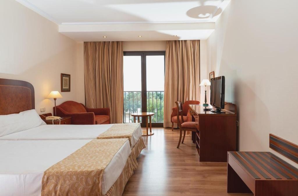 Wellness escape with superior room, spa circuit & cava - Hotel Termes Montbrió