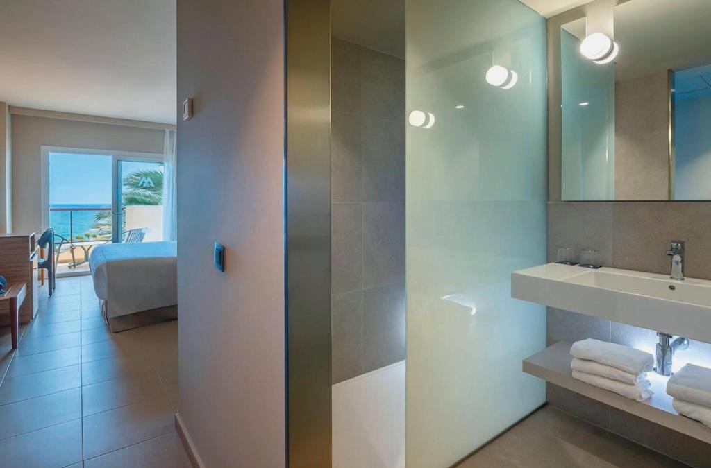 Disconnect in a 4* hotel on the coast of Barcelona - Aqua Hotel Promenade & Spa