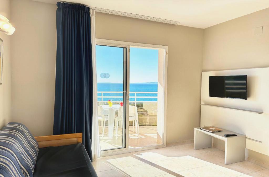 Unwind in Cap Salou - Aparthotel SunClub Salou 4* - Aparthotel SunClub Salou
