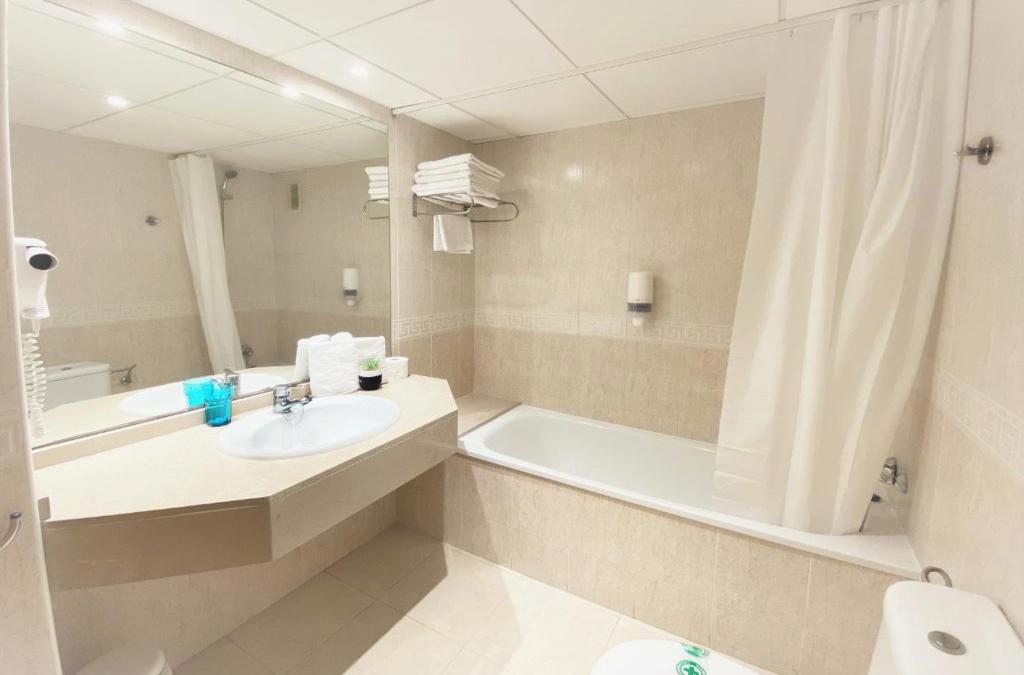Unwind in Cap Salou - Aparthotel SunClub Salou 4* - Aparthotel SunClub Salou
